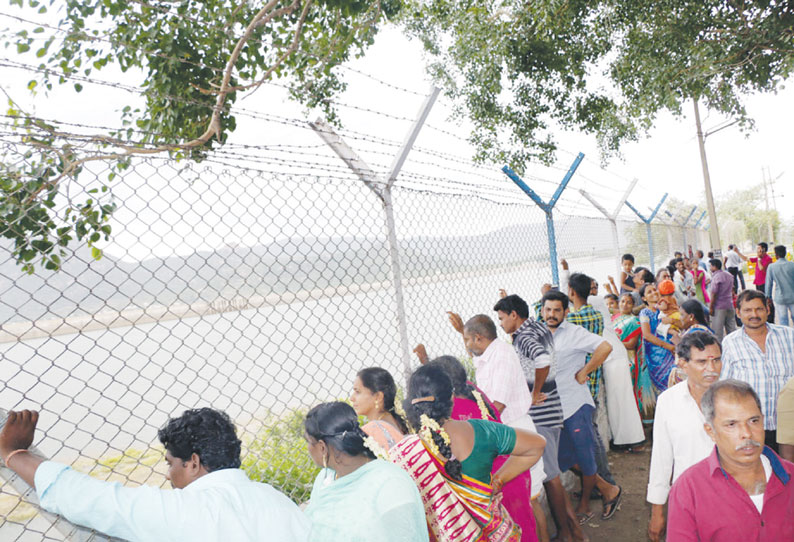 காவிரி கரையோர பகுதிகளில் புகைப்படம் எடுப்பதை சுற்றுலா பயணிகள் தவிர்க்க வேண்டும்