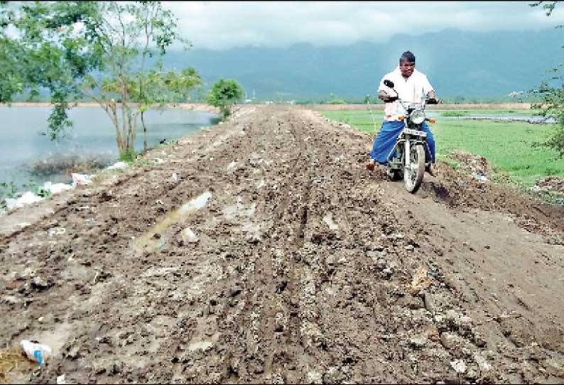 கம்பத்தில் உள்ள குளங்களின் கரையை சீரமைக்கக்கோரி விவசாயிகள் சங்கத்தினர் சுவரொட்டி