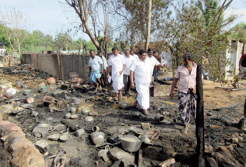 உடன்குடி அருகே பயங்கர தீ விபத்து 5 குடிசைகள் தீயில் எரிந்து சேதம் பல லட்சம் பொருட்கள் கருகி நாசம்