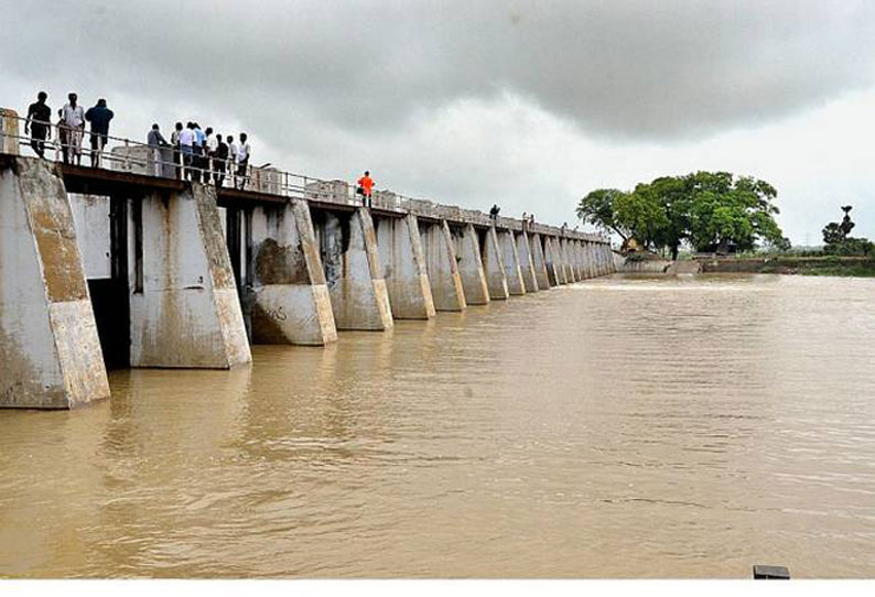 தூத்துக்குடி அருகே கோரம்பள்ளம் குளத்தை தூர்வாரும் பணி தொடக்கம்