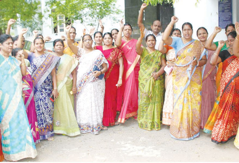 நாமக்கல்லில் 11 அம்ச கோரிக்கைகளை வலியுறுத்தி அரசு கல்லூரி பேராசிரியர்கள் ஆர்ப்பாட்டம்