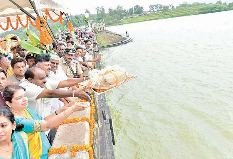 தொடர் கனமழையால் முழு கொள்ளளவை எட்டியது: ஹாரங்கி அணையில் முதல்-மந்திரி குமாரசாமி சிறப்பு பூஜை