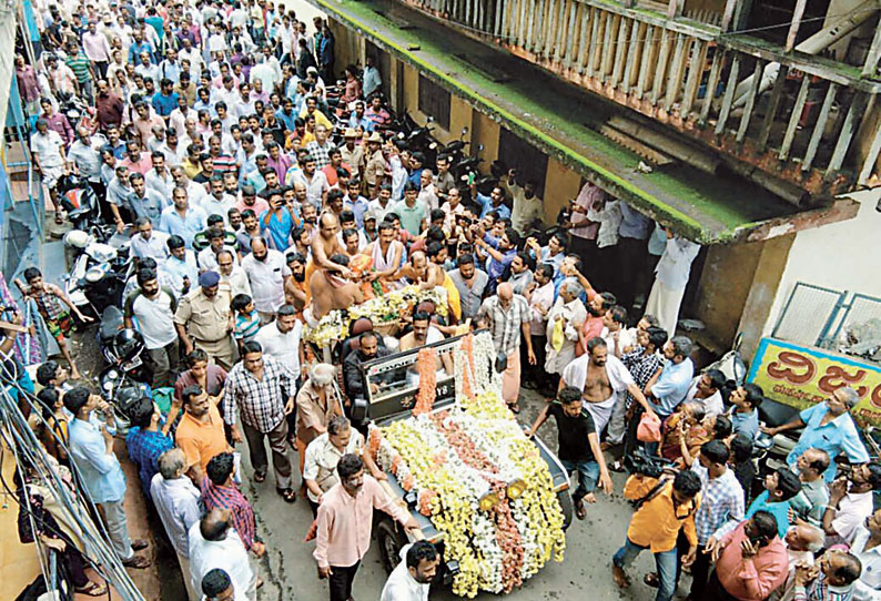 மரணம் அடைந்த மடாதிபதியின் உடலை, கிருஷ்ணர் கோவிலுக்குள் கொண்டு செல்ல எதிர்ப்பு கோவில் முன்பு வைத்து சடங்குகள் செய்யப்பட்டன