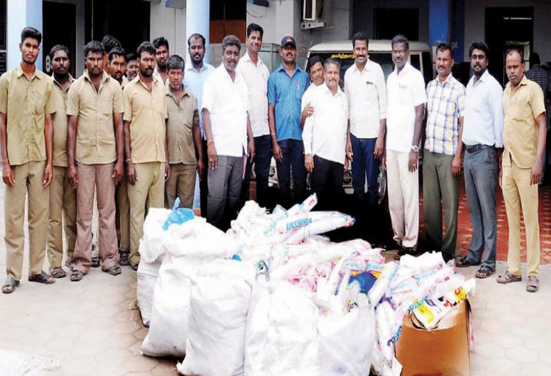 வெள்ளகோவில் நகரில் 2 டன் பிளாஸ்டிக் பொருட்கள் பறிமுதல், நகராட்சி அதிகாரிகள் நடவடிக்கை