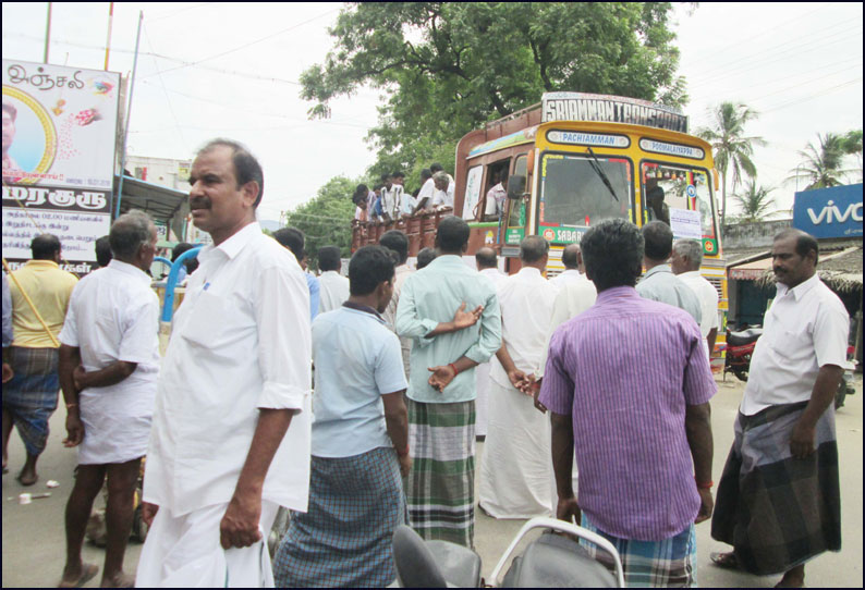 சேலம் கலெக்டர் அலுவலகத்திற்கு விவசாயிகள் சென்ற லாரி நிறுத்தப்பட்டதால் பரபரப்பு