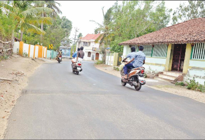 வேகத்தடைகளில் முன்எச்சரிக்கை கோடுகள் போட வேண்டும் பொதுமக்கள் கோரிக்கை