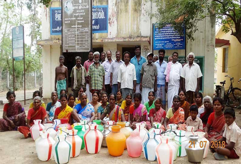 திட்டக்குடி அருகே குடிநீர் கேட்டு காலிக்குடங்களுடன் ஊராட்சி அலுவலகத்தை கிராம மக்கள் முற்றுகை