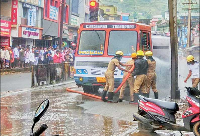 கூடலூரில் 12 ஆயிரம் லிட்டர் டீசலுடன் வந்த லாரி சக்கரத்தில் திடீர் தீ