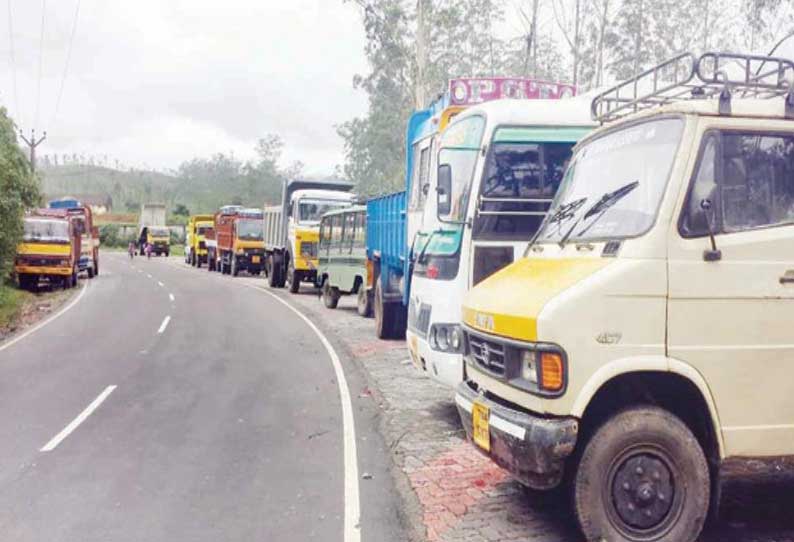 பொள்ளாச்சியில் 2–வது நாளாக லாரிகள் வேலை நிறுத்தம், ரூ.100 கோடிக்கு வர்த்தகம் பாதிப்பு