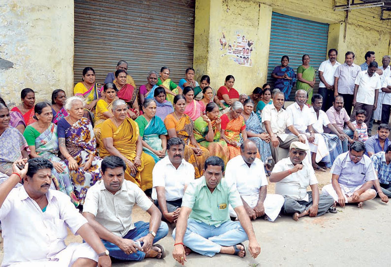 திருப்பூர், டாஸ்மாக் கடையை திறக்க விடாமல் பொதுமக்கள் தர்ணா போராட்டம்