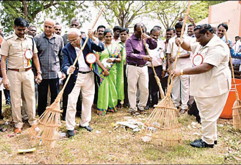 தூய்மை இந்தியா திட்டத்தின் கீழ் அண்ணாமலை பல்கலைக்கழக வளாகத்தில் சுத்தம் செய்யும் பணி