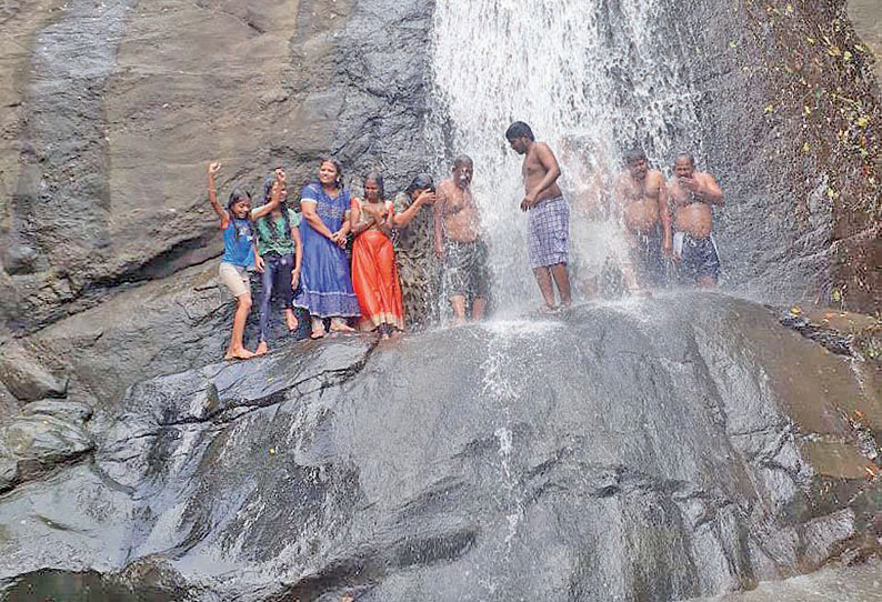 செங்கோட்டை அருகே சின்ன குற்றாலம் அருவியில் சுற்றுலா பயணிகள் உற்சாக குளியல்