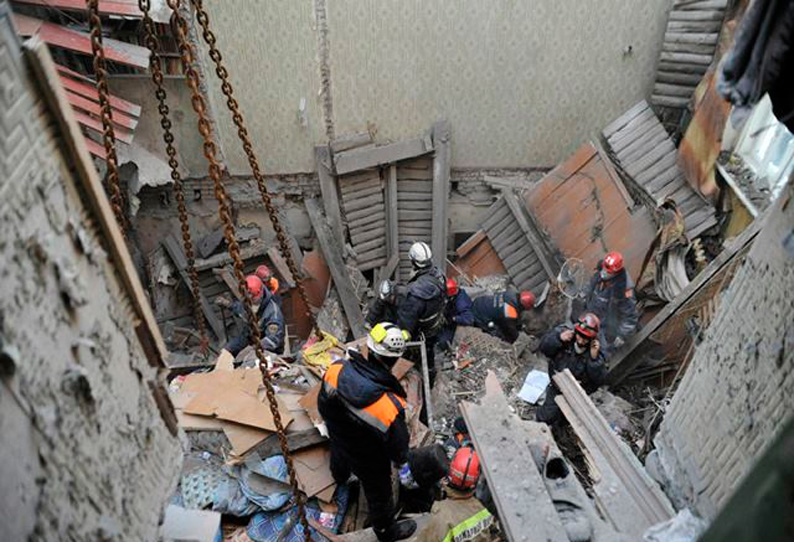 1 Killed, 2 Hurt As Two-storey Building Collapses | கொல்கத்தாவில் 2 ...