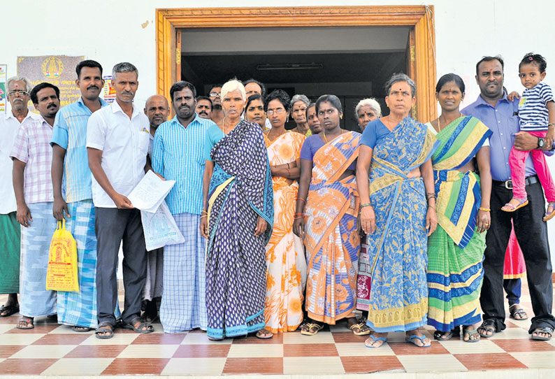 ஆக்கிரமிப்புகளை அகற்றக்கோரி வட்டார வளர்ச்சி அலுவலகத்தை பொதுமக்கள் முற்றுகை