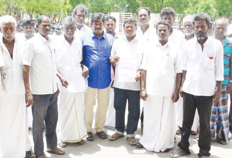 அணுகுசாலையை அடைக்கும் முடிவினை கைவிடக்கோரி கலெக்டரிடம் மனு கொடுத்த கிராம மக்கள்