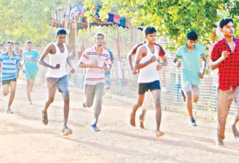 தஞ்சையில் விமானப்படைக்கு ஆட்கள் தேர்வு தொடங்கியது இளைஞர்கள் பங்கேற்பு