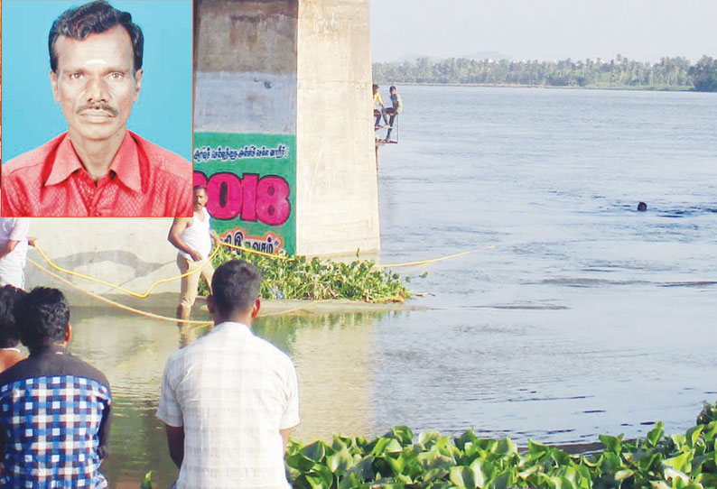 காவிரி ஆற்றில் விசைத்தறி தொழிலாளி அடித்து செல்லப்பட்டார் தேடும் பணி தீவிரம்