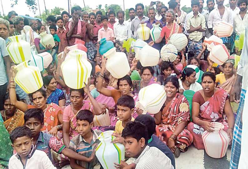 உளுந்தூர்பேட்டை அருகே குடிநீர் கேட்டு காலி குடங்களுடன் கிராம மக்கள் சாலை மறியல்