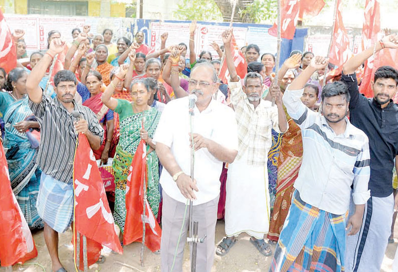 மாநகராட்சி துப்புரவு தொழிலாளர்கள் ஆர்ப்பாட்டம் குறைந்தபட்ச ஊதிய அமல்படுத்தக்கோரி நடத்தினர்