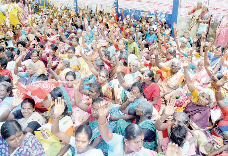 ஏரி, குளம், வாய்க்கால் தூர்வாரும் பணிக்கு தங்களை பயன்படுத்த கோரி தொழிலாளர்கள் ஆர்ப்பாட்டம்