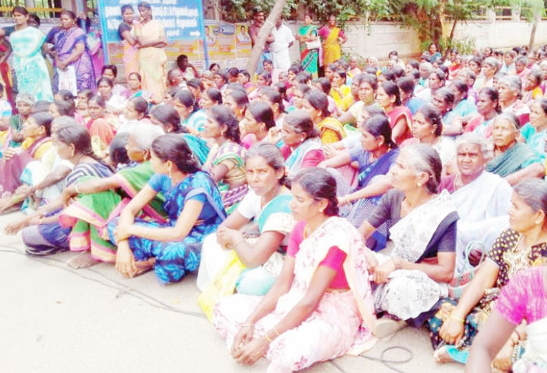 தர்மபுரி கலெக்டர் அலுவலகம் முன்பு விவசாய தொழிலாளர்கள் சங்கத்தினர் ஆர்ப்பாட்டம்