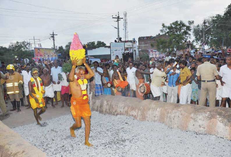 சிவகிரி அருகே திரவுபதி அம்மன் கோவில் பூக்குழி திருவிழா  ஏராளமான பக்தர்கள் கலந்து கொண்டனர்