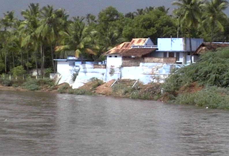 ஏர்வாடி அருகே கரையில் ஏற்பட்ட விரிசலால் பெரியகுளம் உடையும் அபாயம் சீரமைக்க விவசாயிகள் கோரிக்கை