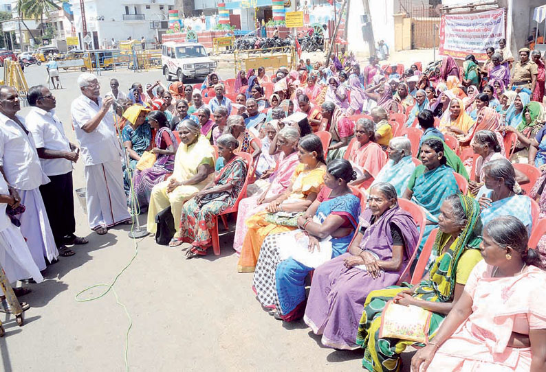 கலெக்டர் அலுவலகம் முன் விவசாய தொழிலாளர்கள் சத்யாகிரக  போராட்டம்