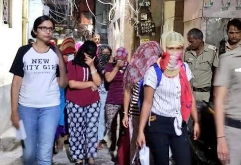 வளைகுடா நாடுகளுக்கு கடத்தப்பட இருந்த 16 பெண்களை டெல்லி பெண்கள் ஆணையம் மீட்டது 201807252131265195_16-women-trafficked-from-Nepal-rescued-in-Delhi_SECVPF