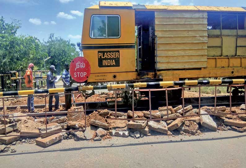 மானாமதுரையில் முன்னறிவிப்பு இன்றி ரெயில்வே கேட் மூடல், வாகன ஓட்டிகள் அவதி