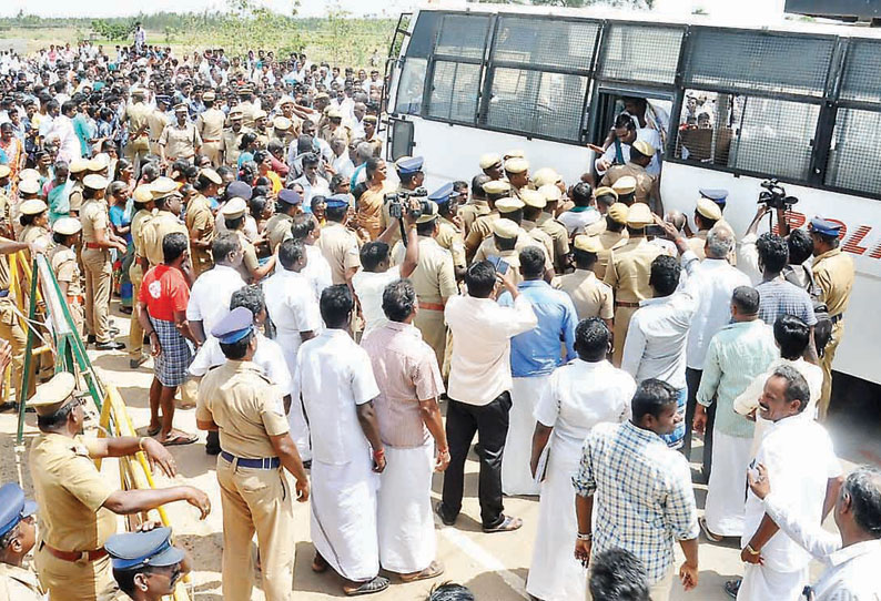 புதிதாக திறக்கப்பட்ட மதுக்கடைகளை மூடக்கோரி பொதுமக்கள்-மாணவர்கள் சாலை மறியல்