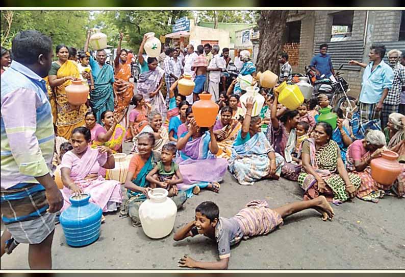 குடிநீர் கேட்டு காலி குடங்களுடன் கிராம மக்கள் சாலை மறியல்