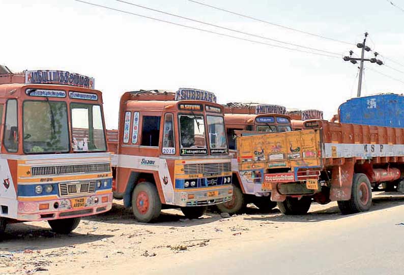 7-வது நாளாக வேலை நிறுத்தம் நீடிப்பு: செங்கோட்டையில் 2 லாரிகள் மீது கல்வீச்சு