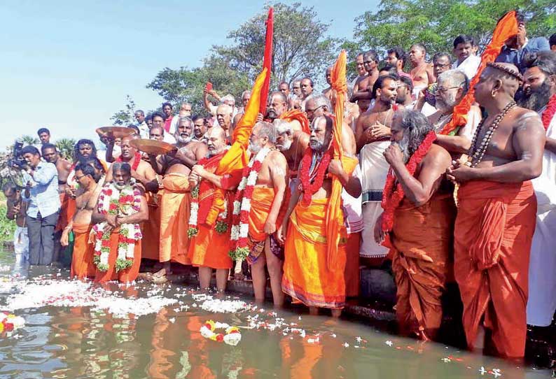 மகாபுஷ்கர விழாவையொட்டி தாமிரபரணியில் படித்துறை கட்ட சிறப்பு பூஜை  மடாதிபதிகள்–ஜீயர்கள் கலந்து கொண்டனர்