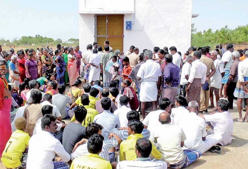 மதுபானக்கடை திறக்க எதிர்ப்பு தெரிவித்து தர்ணா போராட்டம்