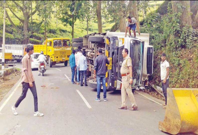 கோத்தகிரி–மேட்டுப்பாளையம் சாலையில் கன்டெய்னர் லாரி கவிழ்ந்தது; போக்குவரத்து பாதிப்பு