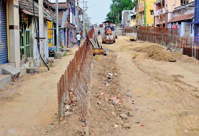 விருதுநகரில் கட்டப்படும் மேம்பாலத்தின் இருபுறமும் சேவை ரோடு அமைக்கப்படுமா? நெடுஞ்சாலைத்துறை நடவடிக்கை எடுக்க கோரிக்கை