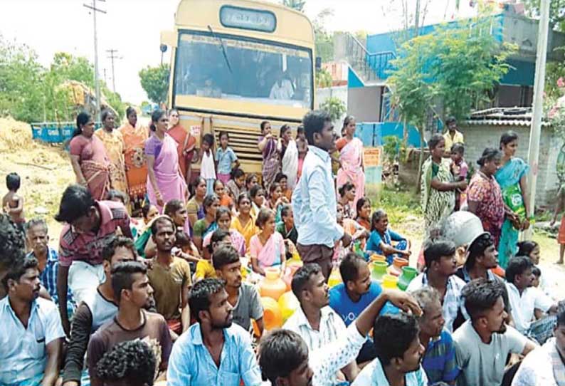 தடையின்றி குடிநீர் வழங்க கோரி அரசு பஸ்சை சிறைபிடித்து கிராம மக்கள் சாலை மறியல்