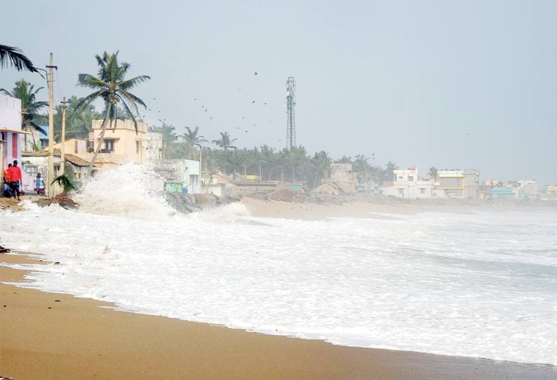 குளச்சல் அருகே பயங்கர சீற்றம்: கடல் நீர் ஊருக்குள் புகுந்ததால் பரபரப்பு