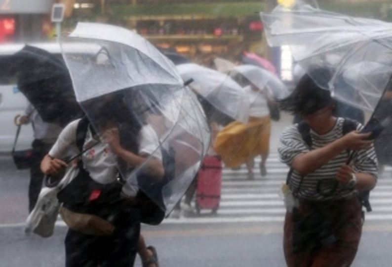 புயல் தாக்கியது : ஜப்பானில் பலத்த மழை ஆயிரக்கணக்கான வீடுகள் இருளில் மூழ்கின 201807300205510100_Storm-hit-Heavy-rain-in-Japan-Thousands-of-houses-were_SECVPF