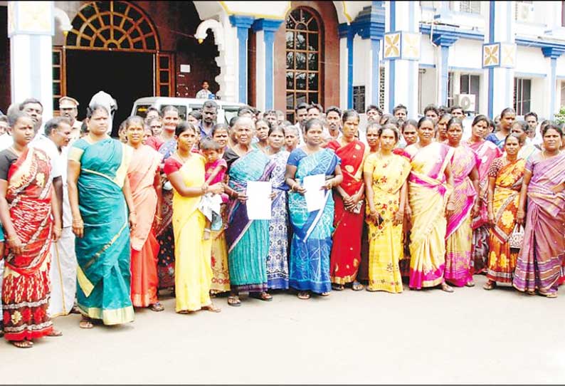 குட்டையில் அனுமதியின்றி மண் அள்ளுவதை தடுக்க வேண்டும் கலெக்டரிடம், கிராம மக்கள் கோரிக்கை