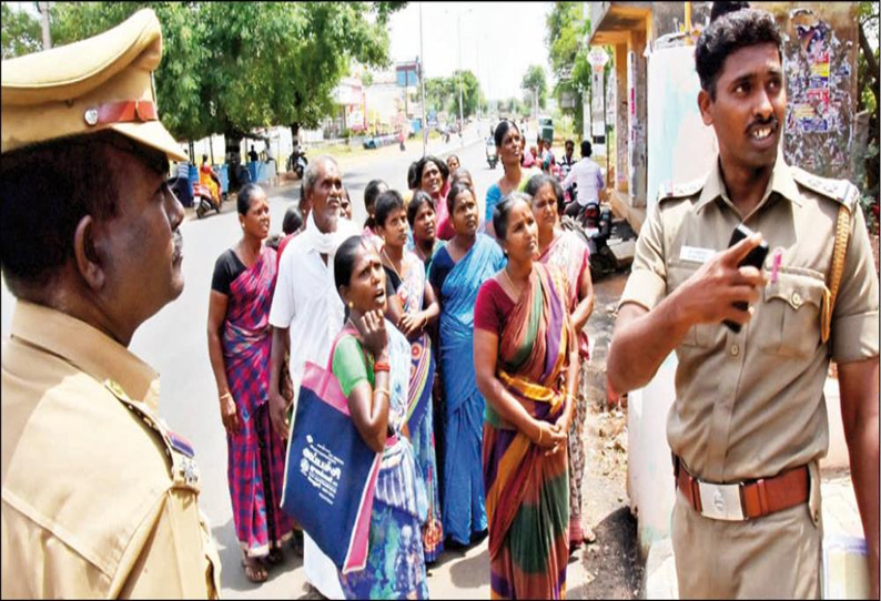 சிவகங்கை கலெக்டர் அலுவலகத்திற்கு மனு கொடுக்க வந்த பெண்களை போலீசார் தடுத்ததால் பரபரப்பு