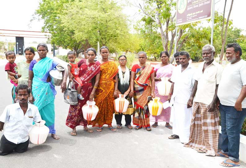 குடிநீர் பிரச்சினையை தீர்க்க வலியுறுத்தி கலெக்டர் அலுவலகத்திற்கு காலிக்குடங்களுடன் வந்த பொதுமக்கள்