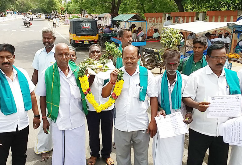 தண்ணீர் இல்லாததால் கருகிய நிலக்கடலை செடிகளை பாடையாக கட்டி வந்து அஞ்சலி செலுத்திய விவசாயிகள்