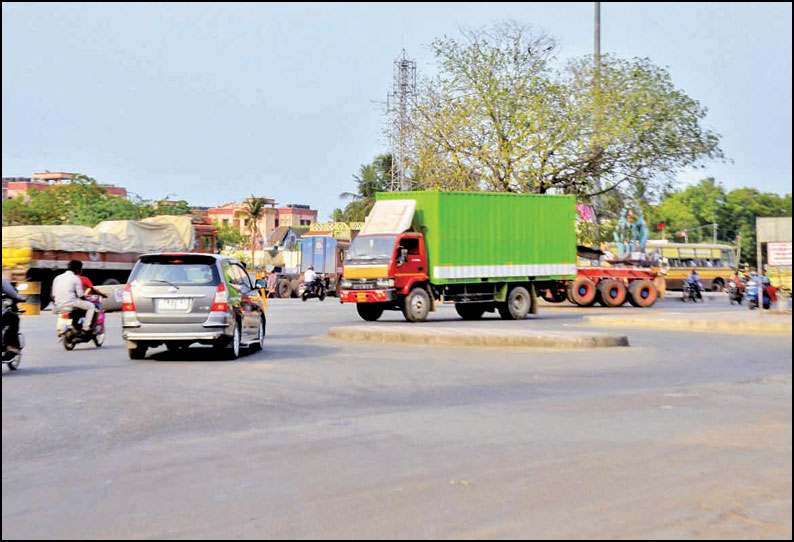 தானியங்கி சிக்னல், வேகத்தடைகள் அமைக்க பொதுமக்கள் கோரிக்கை