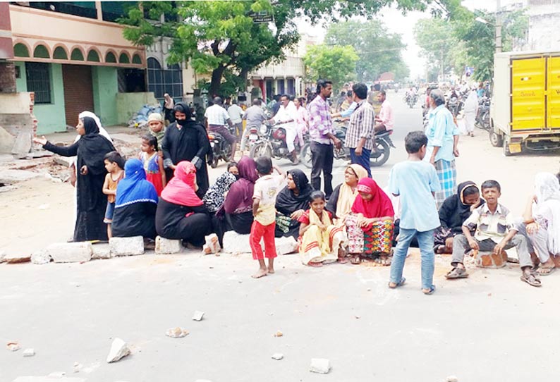 குடியிருப்பு பகுதியில் கழிவுநீர் புகுந்ததால் பொதுமக்கள் அவதி சாலை மறியலில் ஈடுபட்டதால் பரபரப்பு