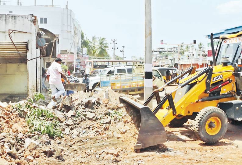 தஞ்சை புதிய பஸ் நிலையம் அருகே ஆக்கிரமிப்பு செய்து கட்டப்பட்ட கடைகள் இடிப்பு