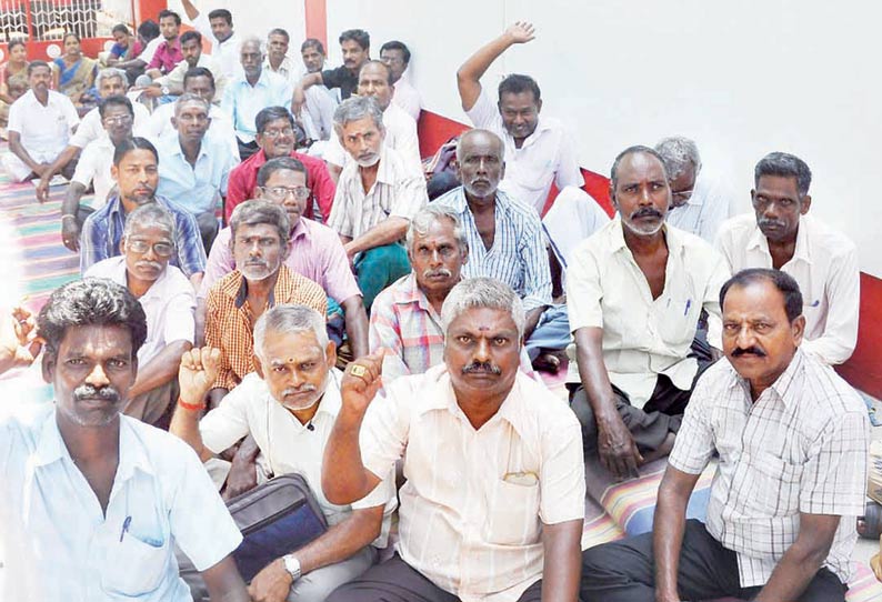 மத்திய அரசை கண்டித்து தபால்துறை ஊழியர்கள் காலவரையற்ற உண்ணாவிரதம் தொடங்கினர்