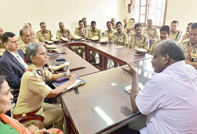 அரசியல் ரீதியாக தலையிட மாட்டேன் உயர் அதிகாரிகளிடம் குமாரசாமி உறுதி