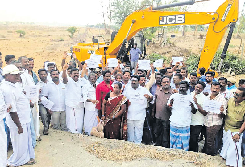 மணல் குவாரி தொடங்க சாலை அமைப்பதை எதிர்த்து மனித சங்கிலி போராட்டம்